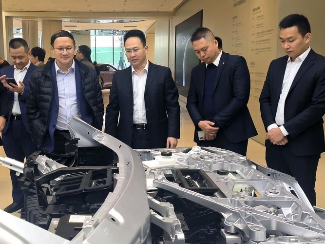 技术和小米亦庄智能制造工厂,深入了解企业主要业务,产品研发